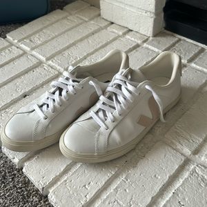 Veja 	
ESPLAR LEATHER WHITE SABLE